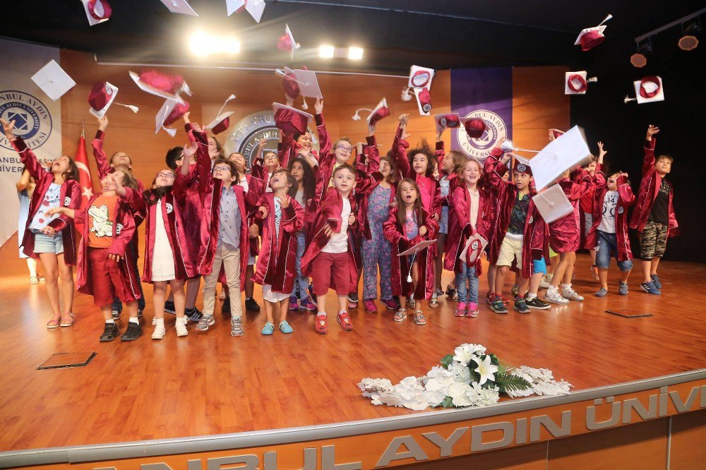 İAÜ Çocuk Üniversitesi’nde mezuniyet heyecanı