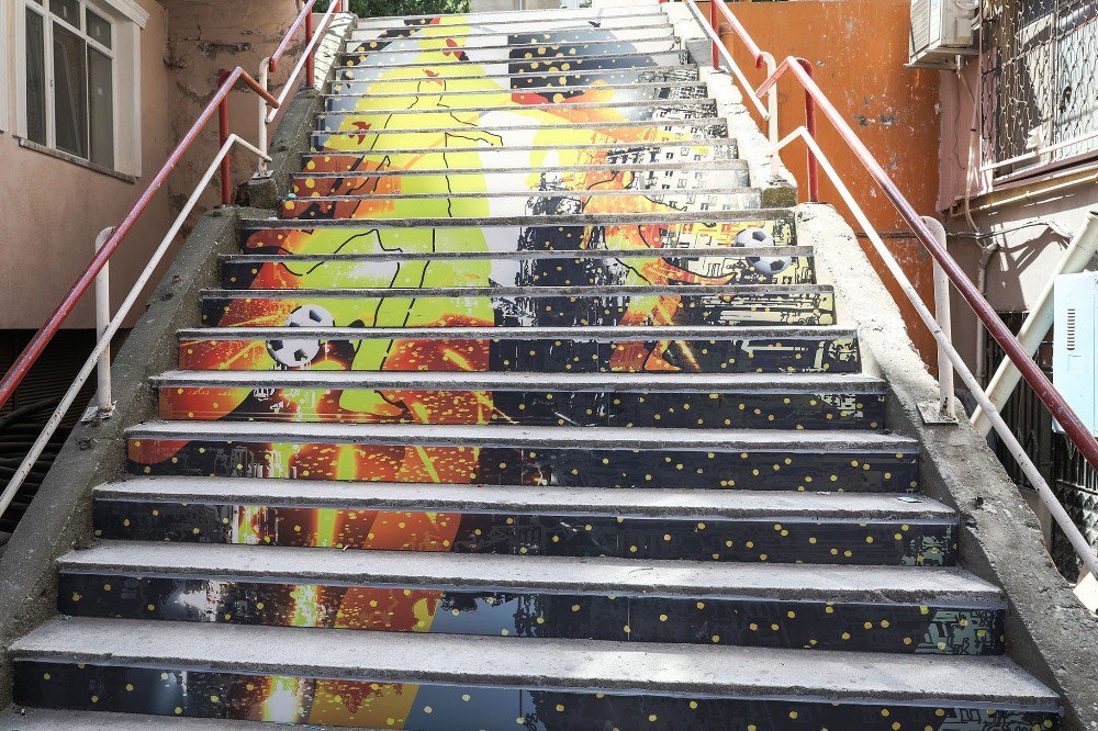 İlkadım renkli merdivenlerle yenileniyor