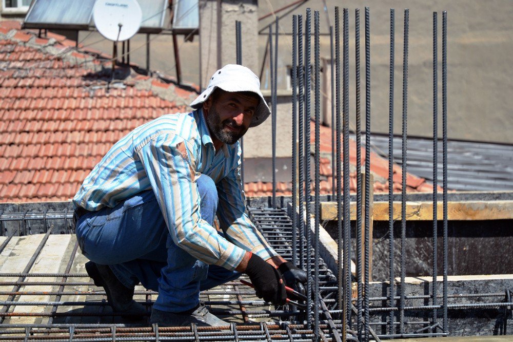 İnşaat işçilerinin sıcak mesaisi