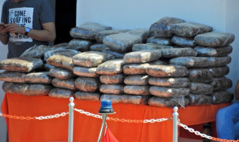 Çeşme’de bir teknede 100 paket esrar ele geçirildi