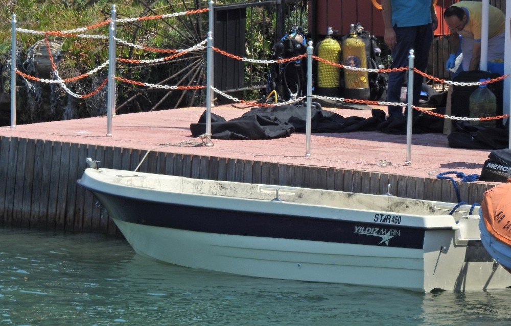 Çeşme’de bir teknede 100 paket esrar ele geçirildi