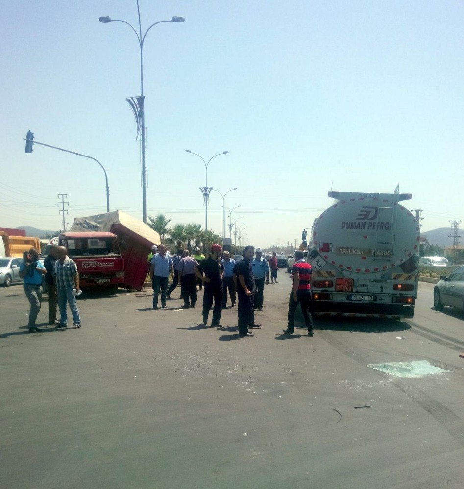 Tankerle kamyonet çarpıştı: 2 yaralı