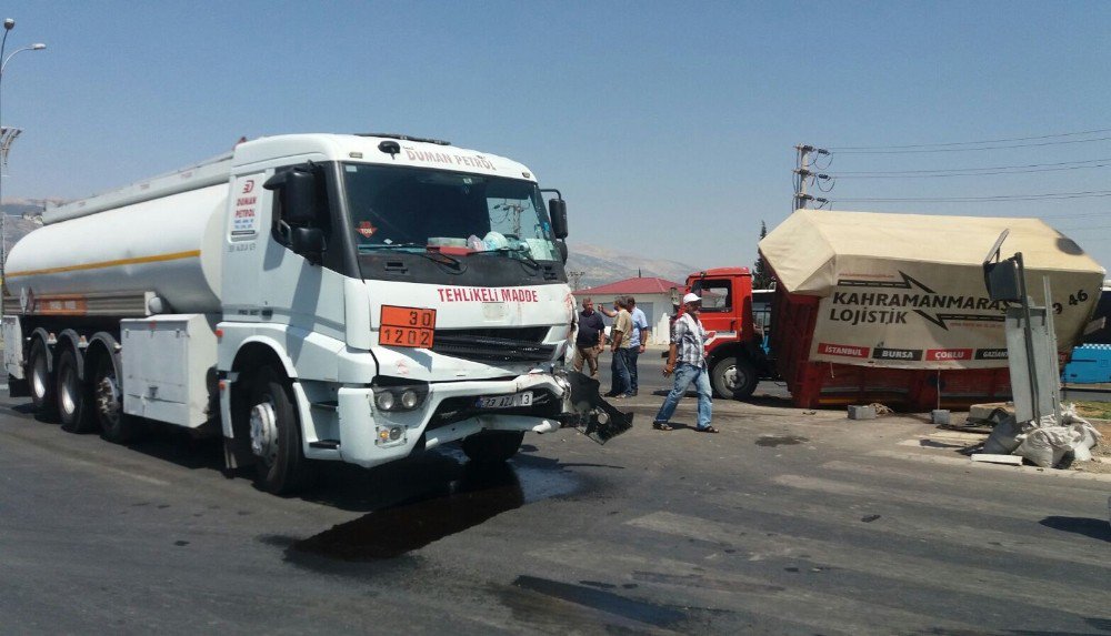 Tankerle kamyonet çarpıştı: 2 yaralı