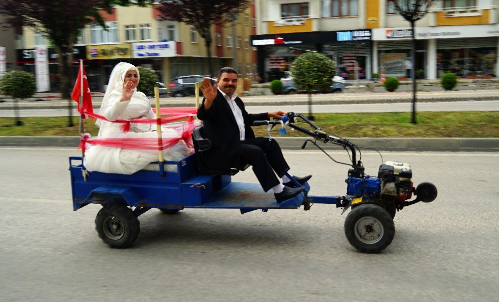 Türk damat, Azeri gelini gelin arabası yaptığı patpat ile nikaha götürdü