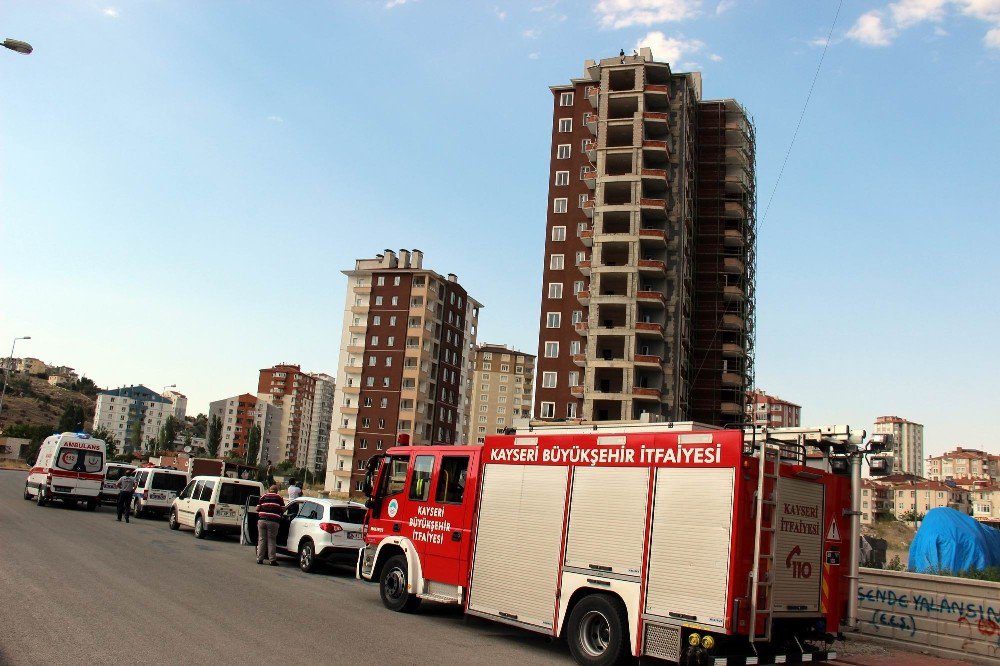 Parasını alamayan işçiler çatıya çıktı