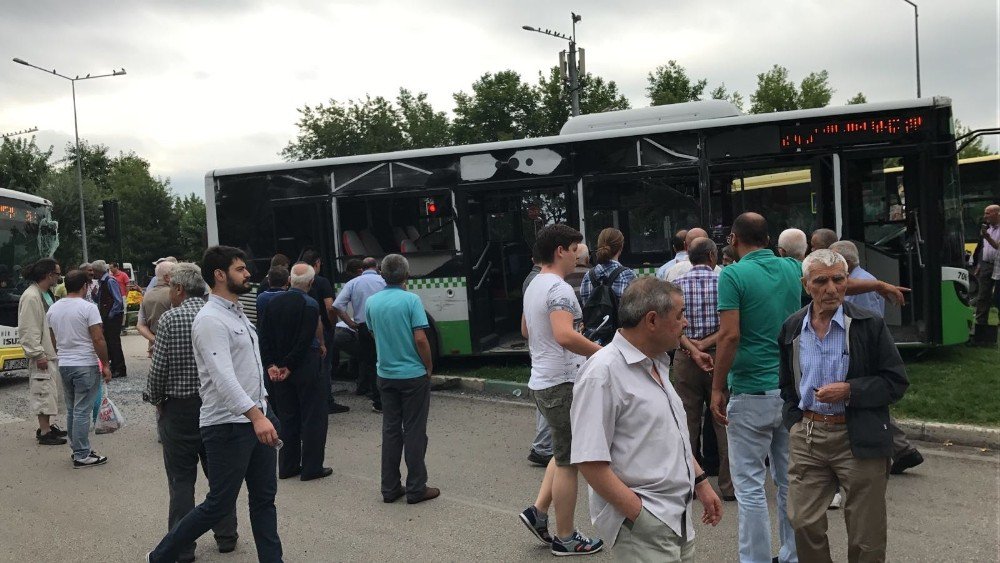 Belediye otobüslerinin çarpışma anı kamerada