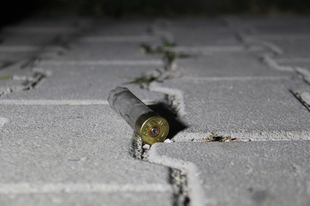 Sevgilisinin dükkânına ziyarete gitti, bacağından vuruldu