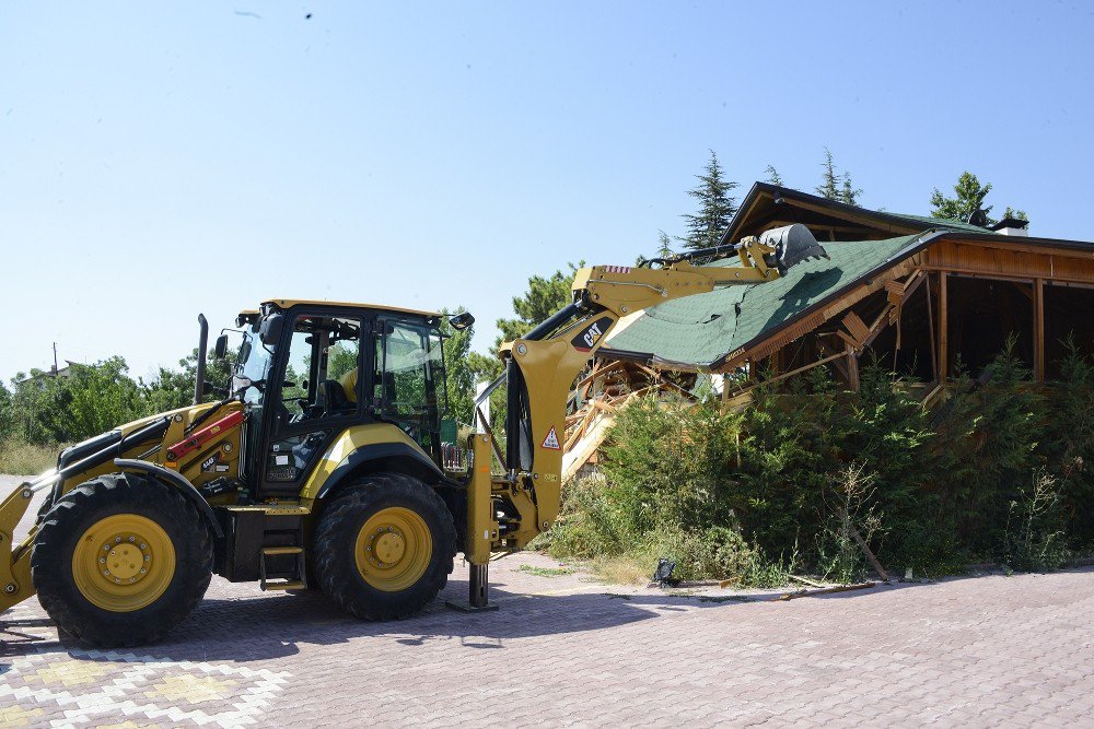 Meram’da kaçak yapılar yıkılıyor