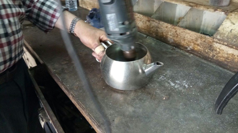 61 yıldır tencere, tava, çaydanlık tamir ediyor