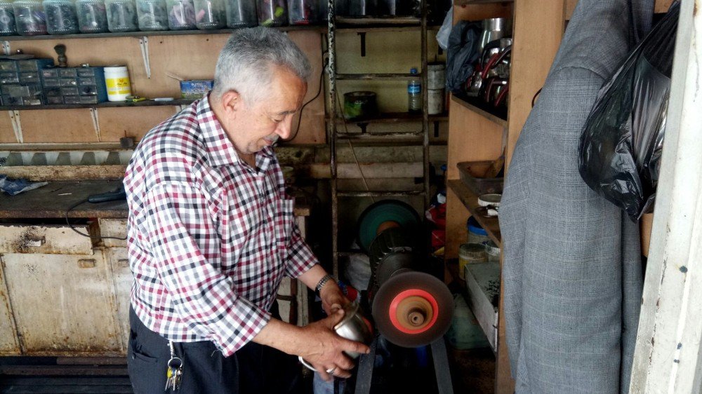 61 yıldır tencere, tava, çaydanlık tamir ediyor