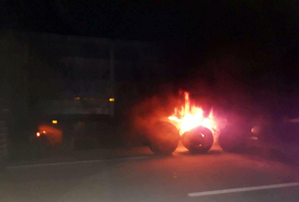 Hareket halindeki tır alev alev yandı