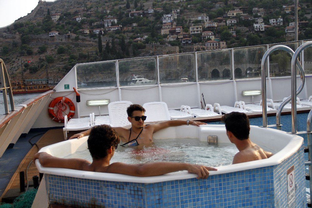 Lübnanlılar denizden geldi