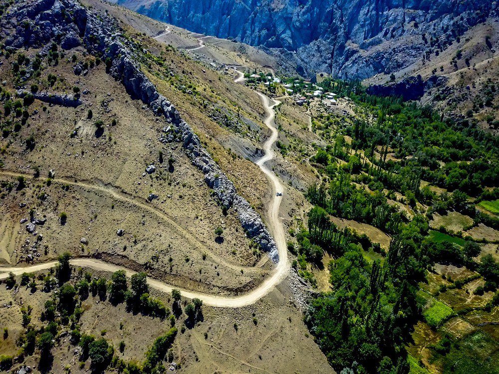 Büyükşehir Belediyesi Pütürge’de yol çalışmalarını sürdürüyor