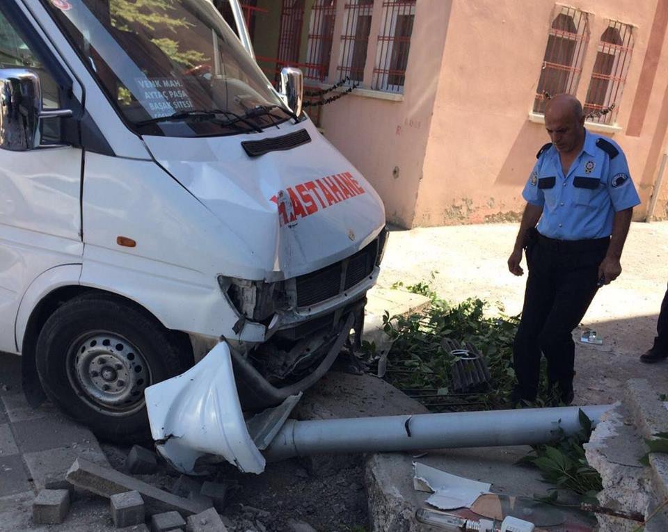 Otomobil minibüse çarptı: 11 yaralı