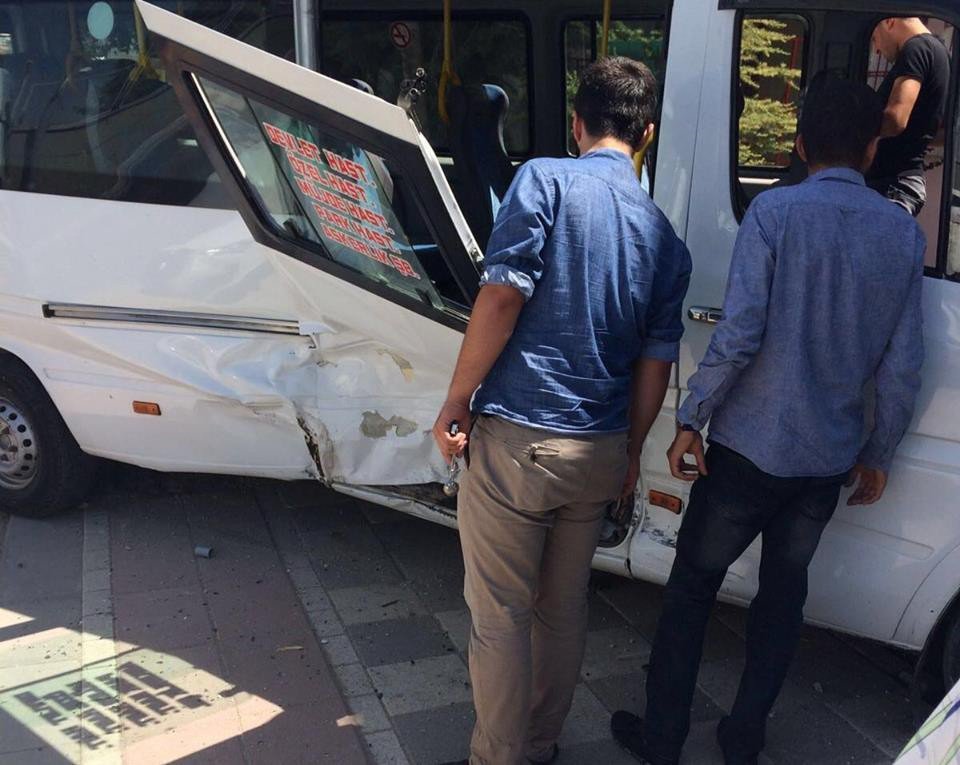 Otomobil minibüse çarptı: 11 yaralı