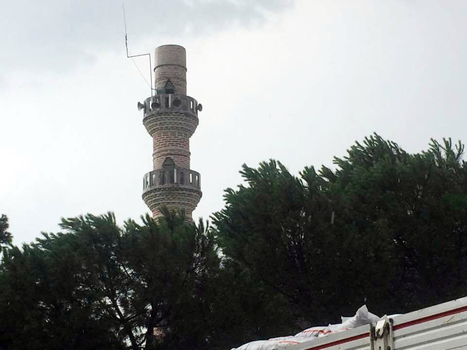 Fırtına çatıları uçurdu