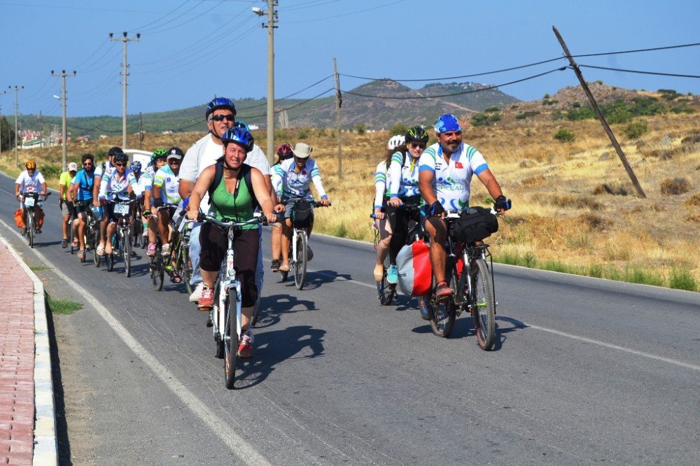 Görme engelli bisikletlilerin azmi parmak ısırttı