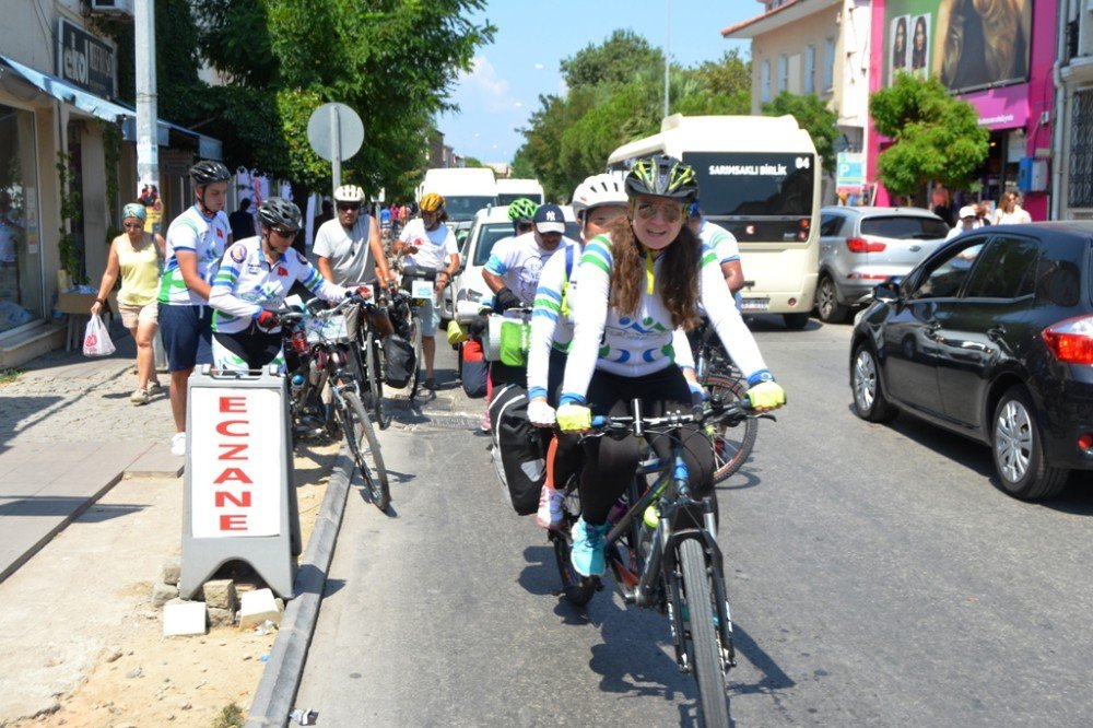 Görme engelli bisikletlilerin azmi parmak ısırttı