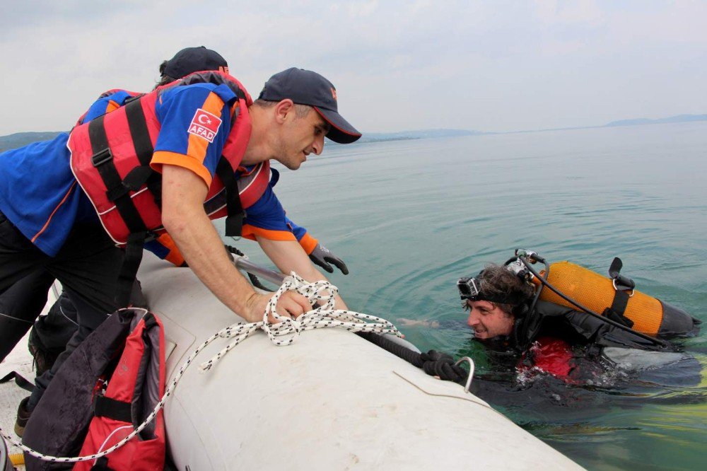 AFAD ekiplerinden gerçeği aratmayan suda mahsur kalma tatbikatı