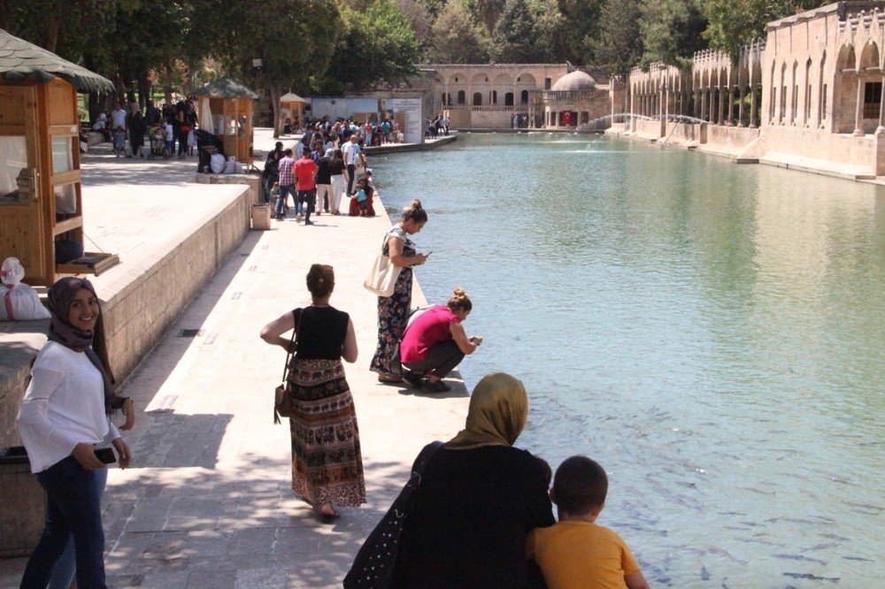 Şanlıurfalılar 45 dereceyi aşan sıcakta serinlemek için her yolu deniyor