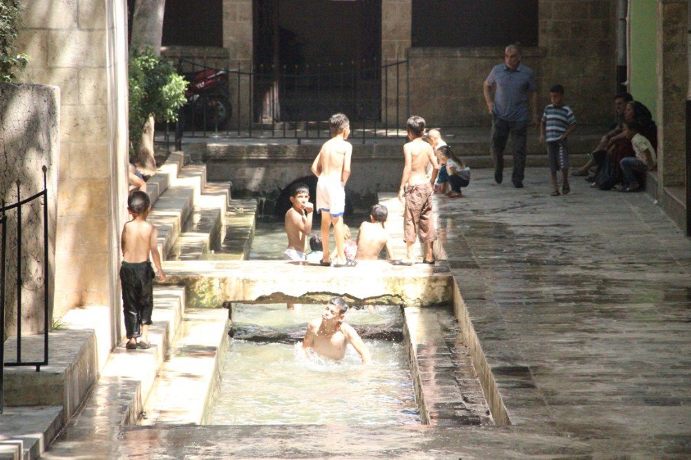 Şanlıurfalılar 45 dereceyi aşan sıcakta serinlemek için her yolu deniyor