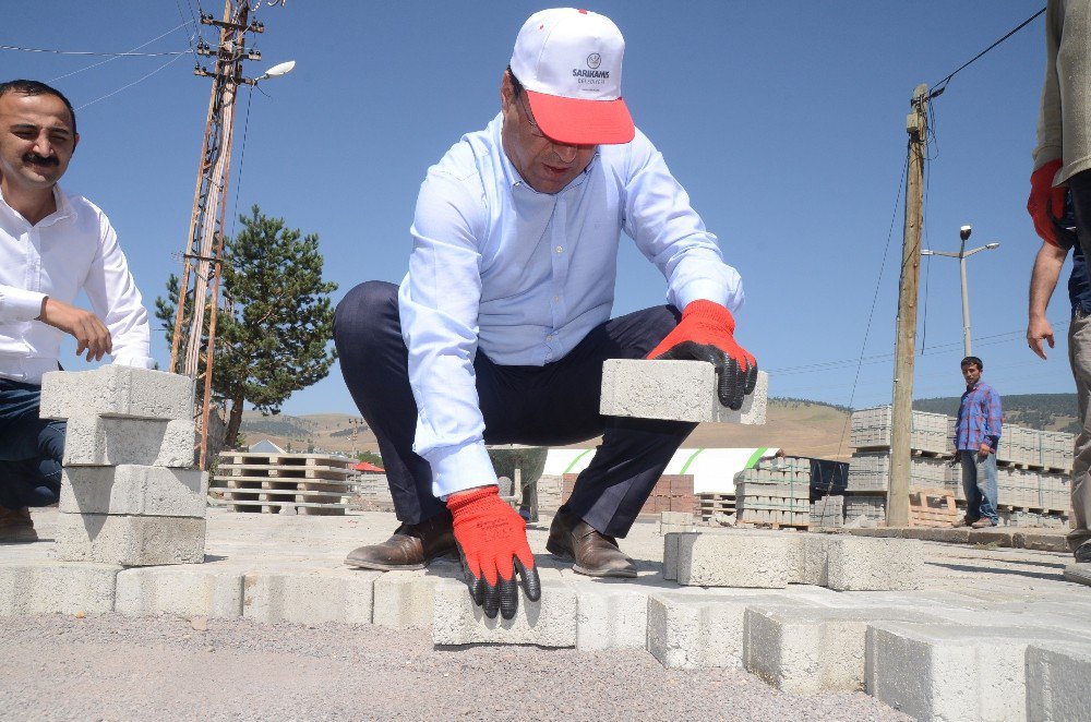 Sarıkamış’ta, yollar kilit parke taşıyla döşeniyor