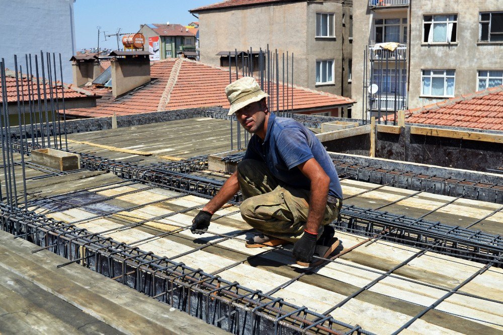 İnşaat işçilerinin sıcak mesaisi