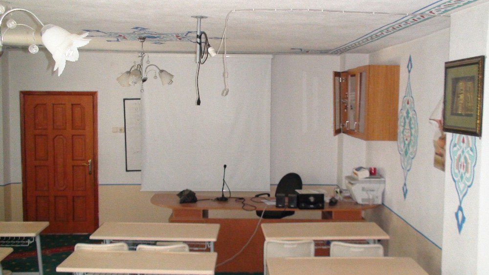 Sultanbeyli’de camiye giren hırsız projeksiyon cihazını çaldı