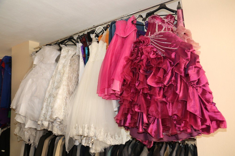 Yeni yuva kuracak çiftlere gelinlik ve nişanlık desteği