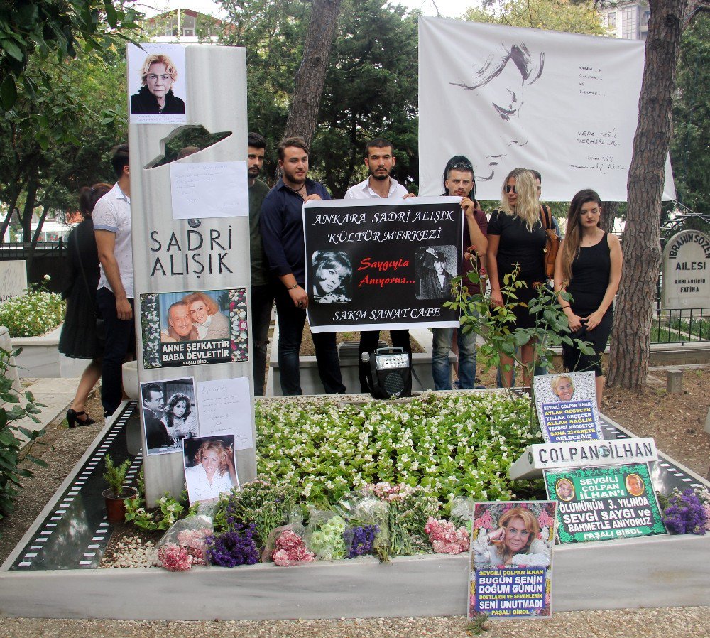 Çolpan İlhan doğum gününde mezarı başında anıldı