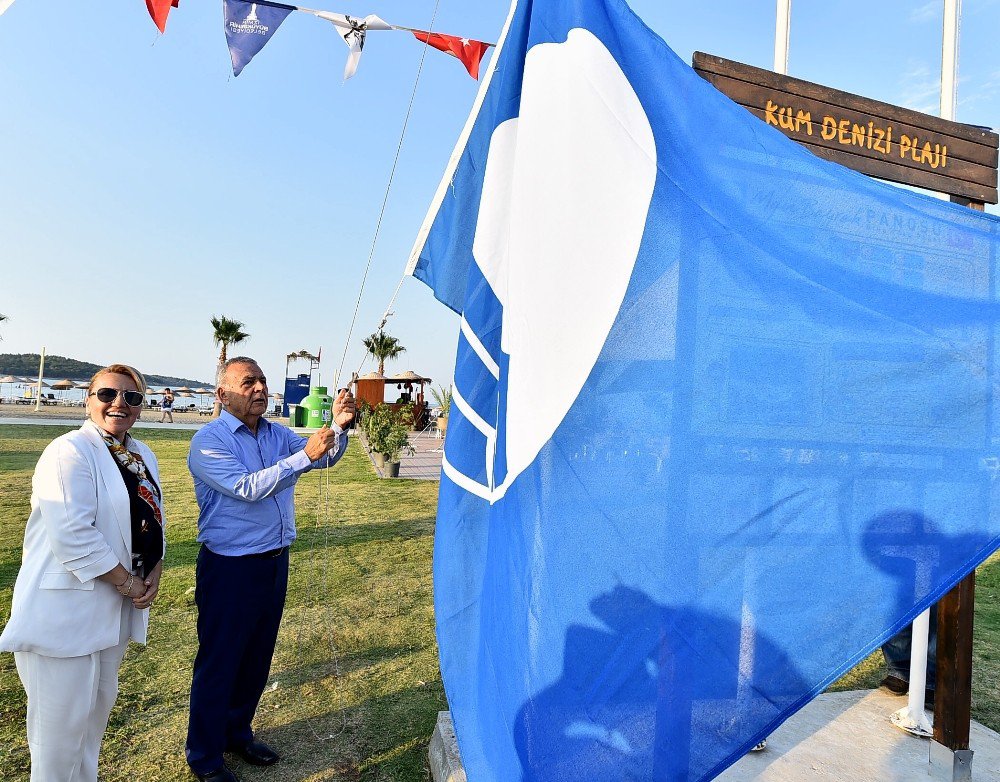 İzmir Körfezinde ilk mavi bayrak törenle göndere çekildi
