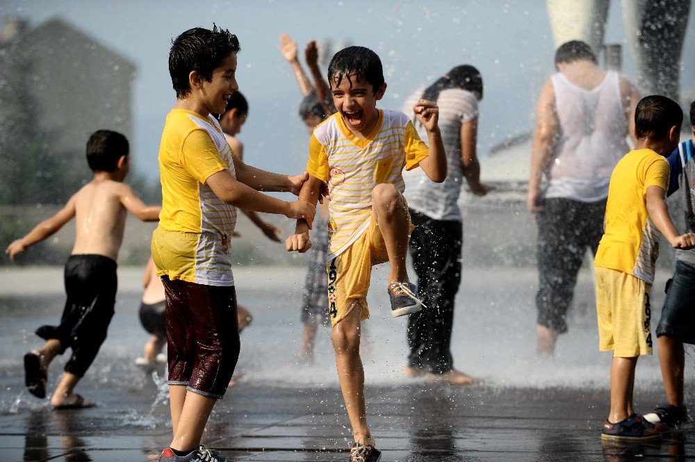 Sıcaktan bunalan çocuklar fıskiyelerde serinledi
