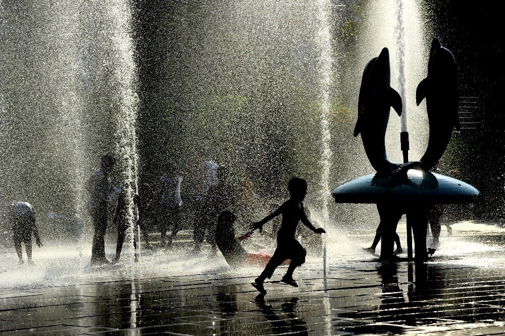 Sıcaktan bunalan çocuklar fıskiyelerde serinledi