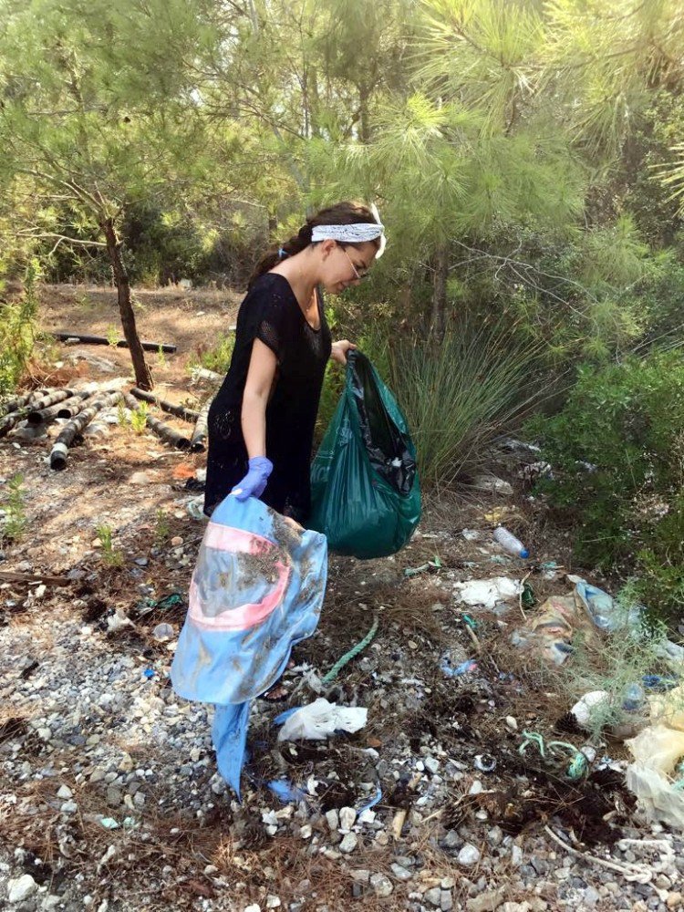 Ebru Yaşar doğum gününde çöp topladı