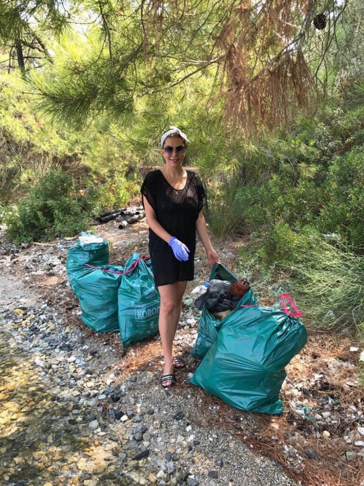 Ebru Yaşar doğum gününde çöp topladı