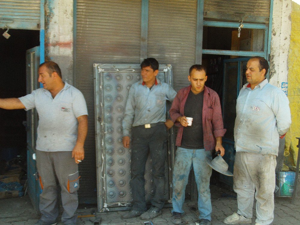 Elektrik kesintileri esnafı zor durumda bırakıyor