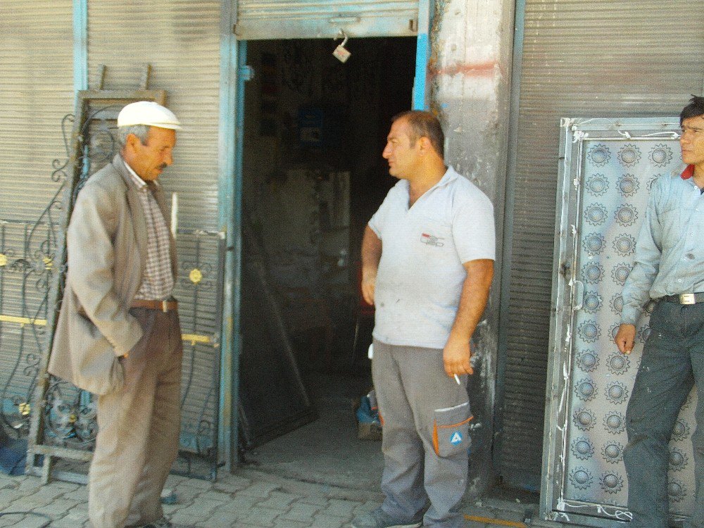 Elektrik kesintileri esnafı zor durumda bırakıyor