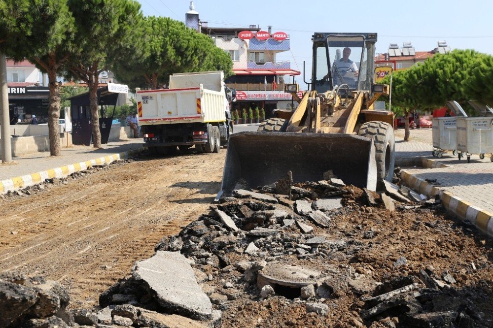 Burhaniye’de belediye asfalt yol yapımına başladı