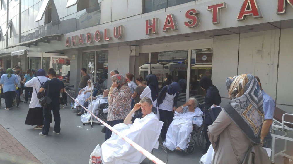 Yangın çıkan hastane boşaltılıyor