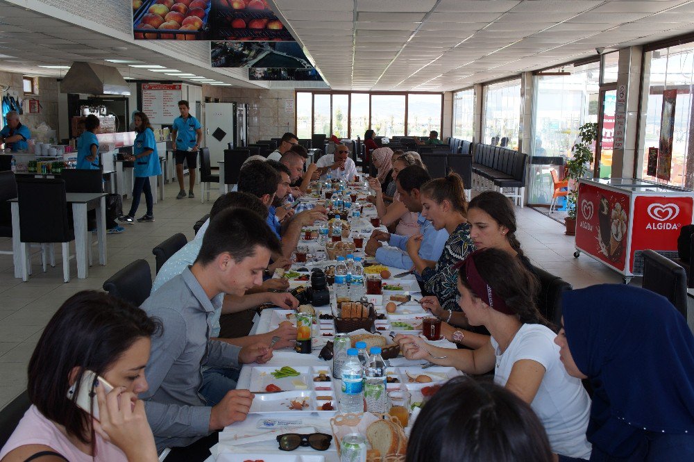 Bosnalı öğrenciler Lapseki’de kahvaltıda bir araya geldi