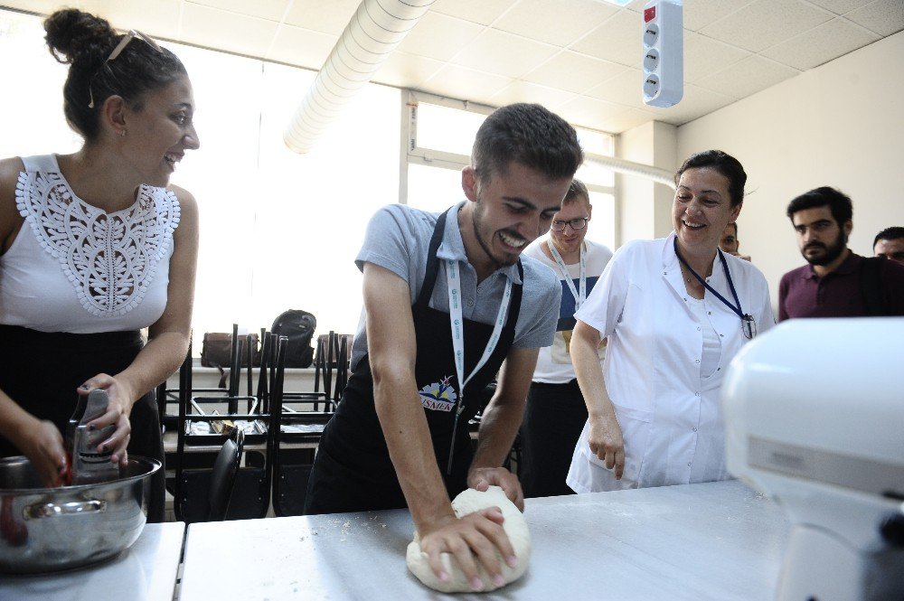 Yabancı öğrenciler Türk mutfağını öğrendi