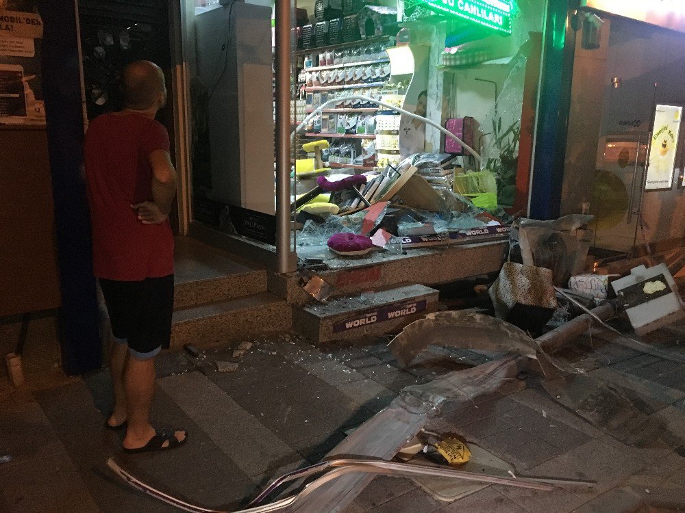 Freni boşalan servis minibüsü evcil hayvan dükkanına dükkana girdi