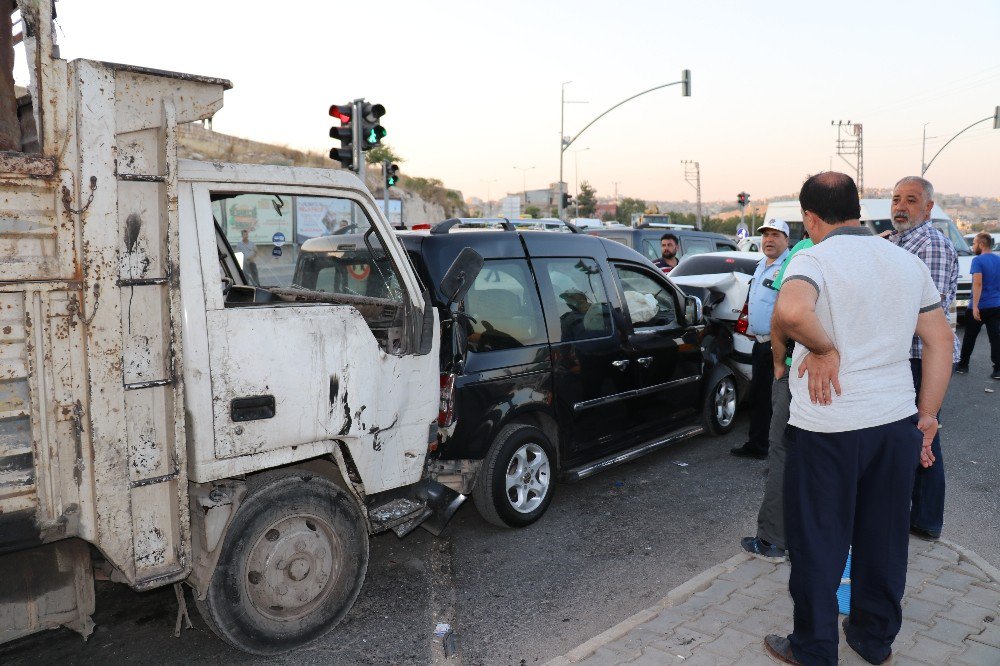 Freni boşalan kamyon, kırmızı ışıkta bekleyen araçlara çarptı: 5 yaralı