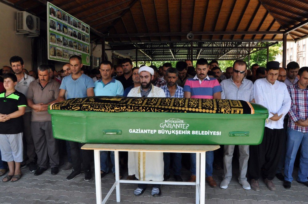 Oğlunu korumak isterken vurulan baba toprağa verildi