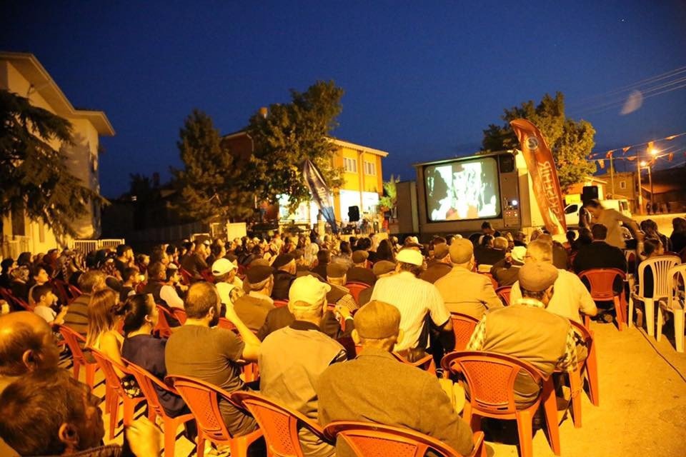 Han sakinleri sokakta sinema keyfi yaşadı