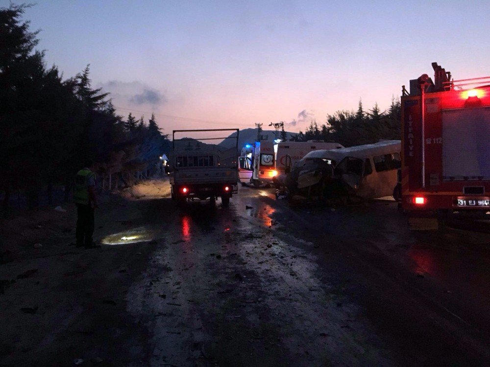 Hatay’da trafik kazası: 1 ölü, 14 yaralı