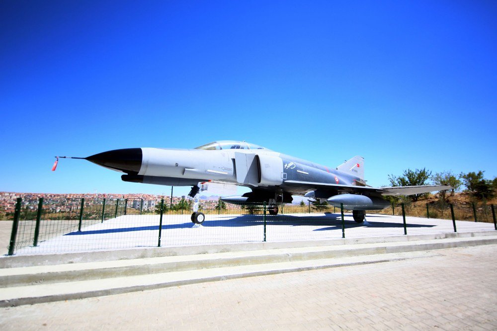 F-4E uçağı, Keçiören’de ziyaretçilerini bekliyor