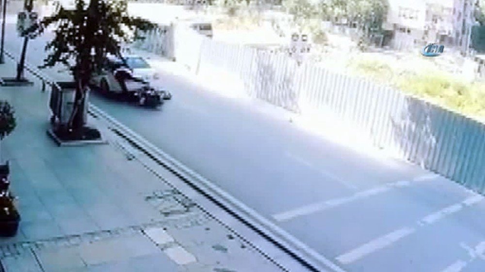 Bağdat Caddesi’nde otomobile çarpan motosikletli yola savruldu