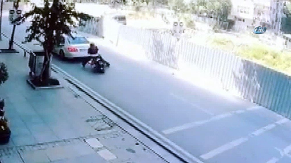 Bağdat Caddesi’nde otomobile çarpan motosikletli yola savruldu