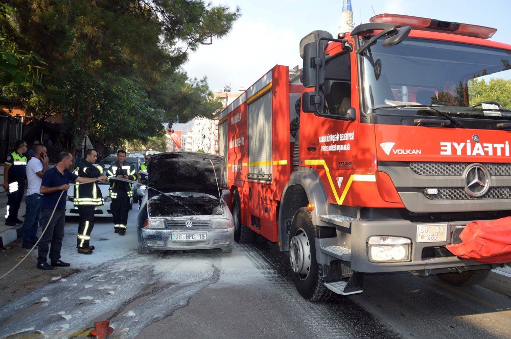 Manisa’da seyir halindeki araç yandı